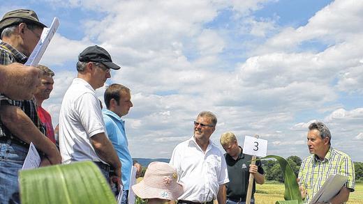 Informieren und austauschen: Neben den vielen fachlichen Informationen, die es beim Landbautag gibt, schätzen die Landwirte auch die Gespräche untereinander. Informieren und austauschen: Neben den vielen fachlichen Informationen, die es beim Landbautag gibt, schätzen die Landwirte auch die Gespräche untereinander.