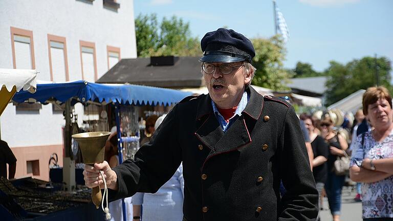 Der Polizeidiener Bernd Schätzlein informierte bei seiner historischen Dorfführung über die historischen Ereignisse in der Gemeinde. Der Polizeidiener Bernd Schätzlein informierte bei seiner historischen Dorfführung über die historischen Ereignisse in der Gemeinde.