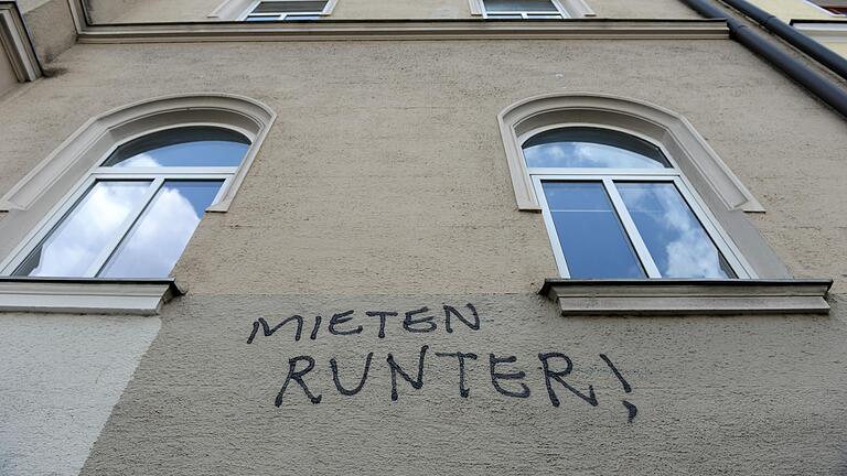 Bayerns Mietervereine wollen per Volksbegehren einen eigenen 'Mieten-Deckel' im Freistaat durchsetzen. Ob dies rechtlich überhaupt geht, ist allerdings umstritten. Bayerns Mietervereine wollen per Volksbegehren einen eigenen 'Mieten-Deckel' im Freistaat durchsetzen. Ob dies rechtlich überhaupt geht, ist allerdings umstritten.
