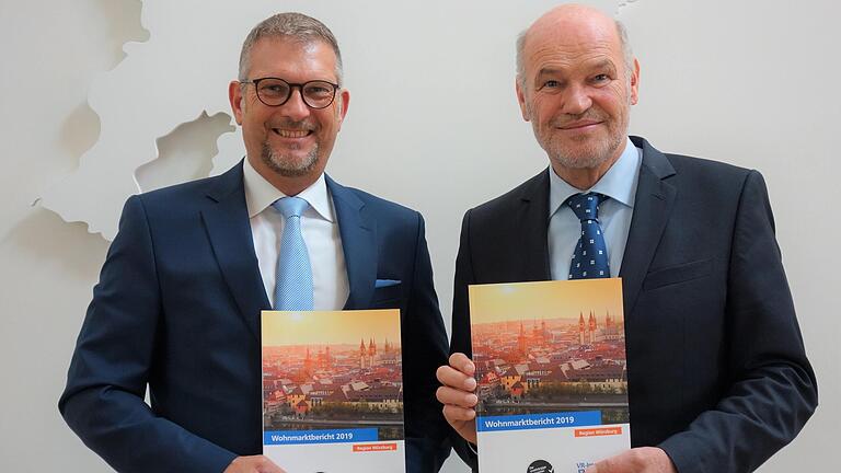 Eike Wohlhüter (links), Geschäftsführer der VR-ImmoService Mainfranken, überreichte den Wohnmarktbericht 2019 für die Region Würzburg an Landrat Eberhard Nuß.