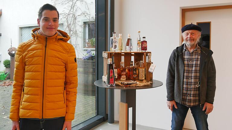 Das Bild zeigt den Vorsitzenden des Brennervereins Lothar Bold mit dem Gewinner des ersten Preises Robin Kuhn bei der Preisübergabe Das Bild zeigt den Vorsitzenden des Brennervereins Lothar Bold mit dem Gewinner des ersten Preises Robin Kuhn bei der Preisübergabe