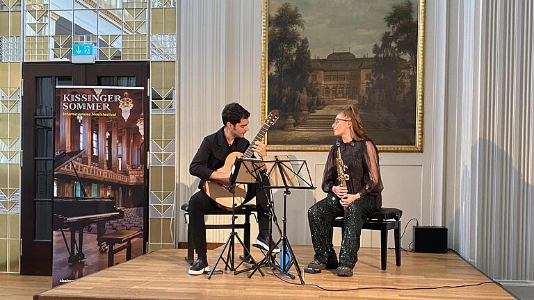 Sopransaxophonistin Jess Gillam und der Gitarrist Miloš haben im ehemaligen Kurgartencafé gespielt. - Sopransaxophonistin Jess Gillam und der Gitarrist Miloš haben im ehemaligen Kurgartencafé gespielt. Sopransaxophonistin Jess Gillam und der Gitarrist Miloš haben im ehemaligen Kurgartencafé gespielt. - Sopransaxophonistin Jess Gillam und der Gitarrist Miloš haben im ehemaligen Kurgartencafé gespielt.
