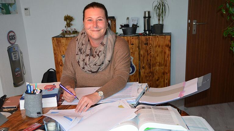 Tanja Büchs-Radina drückt mit ihren 49 Jahren wieder die Schulbank. Im letzten Jahr begann sie eine Ausbildung zur Pflegefachkraft.