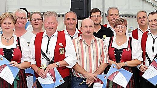 Verdiente Musikanten: Peter Geb vom Nordbayerischen Musikbund (zweiter von links) ehrte (von links) Ruthard Büttner, Maria Mergenthal, Klaus Büttner, Burkard Seufert, Winfried und Dieter Mergenthal, Gerhard Grünewald, Martin Schlereth, Josef Rückert, Sabine Nöth, Wilfried Mützel und Gerhard Memmel. Ihnen gratulierten Bürgermeister Arthur Arnold und Vorsitzender Karlheinz Grünewald. Verdiente Musikanten: Peter Geb vom Nordbayerischen Musikbund (zweiter von links) ehrte (von links) Ruthard Büttner, Maria Mergenthal, Klaus Büttner, Burkard Seufert, Winfried und Dieter Mergenthal, Gerhard Grünewald, Martin Schlereth, Josef Rückert, Sabine Nöth, Wilfried Mützel und Gerhard Memmel. Ihnen gratulierten Bürgermeister Arthur Arnold und Vorsitzender Karlheinz Grünewald.