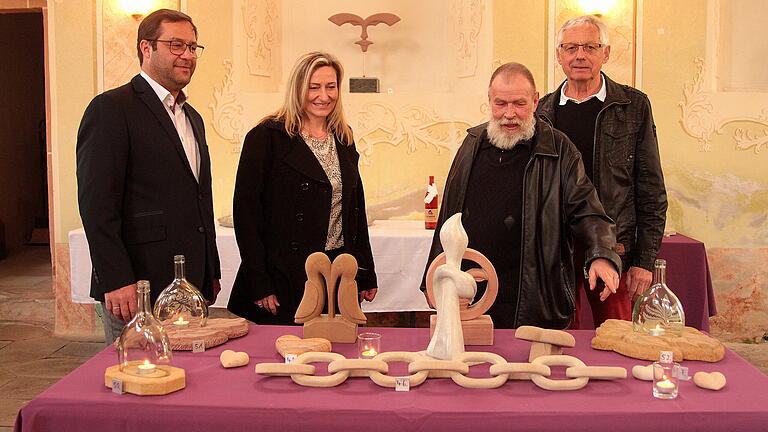 Bei der Eröffnung der Ausstellung 'Handwerkskunst aus Naturstein'&nbsp;(von links):&nbsp; Bürgermeister Martin Horn, die Vorsitzende des Heimatgeschichtlichen Arbeitskreises Sonja Horn, Künstler Gerald Weismantel und Ehrenvorsitzender Roland Meyer .