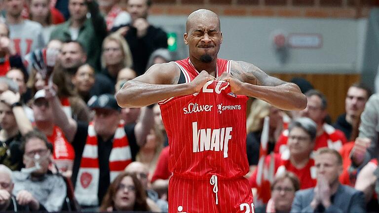 So emotional, dass er am liebsten sein Trikot zerreißen möchte, ist der Würzburger Basketballer Javon Bess nur selten. So emotional, dass er am liebsten sein Trikot zerreißen möchte, ist der Würzburger Basketballer Javon Bess nur selten.