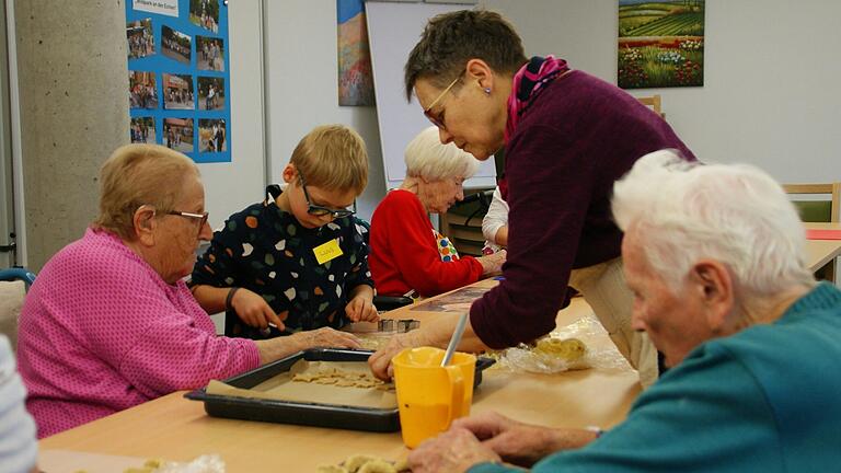 Gemeinsam macht Plätzchenbacken besonders Spaß.