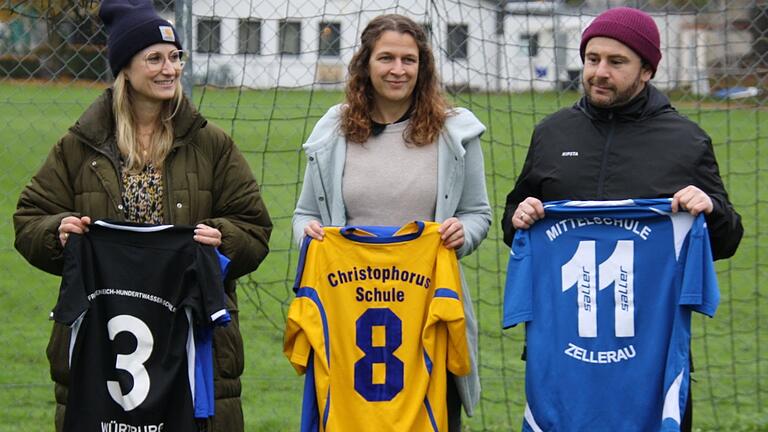 Eva-Maria Rosenplänter von der Friedensreich-Hundertwasser-Schule, Yvonne Neidhart von der Christophorus-Schule und David Aguilera von der Mittelschule Zellerau repräsentieren die drei an der Sportarbeitsgemeinschaft (SAG) mit dem Würzburger FV beteiligten Schulen. Eva-Maria Rosenplänter von der Friedensreich-Hundertwasser-Schule, Yvonne Neidhart von der Christophorus-Schule und David Aguilera von der Mittelschule Zellerau repräsentieren die drei an der Sportarbeitsgemeinschaft (SAG) mit dem Würzburger FV beteiligten Schulen.