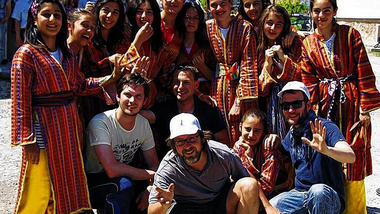 Ehrenvoller Empfang: In der türkischen Stadt Çorum wurden Jan Schmitt und die anderen Rallye-Teilnehmer von einer Mädchentanzgruppe begrüßt. Ehrenvoller Empfang: In der türkischen Stadt Çorum wurden Jan Schmitt und die anderen Rallye-Teilnehmer von einer Mädchentanzgruppe begrüßt.