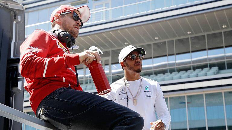 Zweikampf - Auch in Monaco wird es wieder zum Duell zwischen Sebastian Vettel (l.) und Lewis Hamilton kommen. Foto: Pavel Golovkin Zweikampf - Auch in Monaco wird es wieder zum Duell zwischen Sebastian Vettel (l.) und Lewis Hamilton kommen. Foto: Pavel Golovkin
