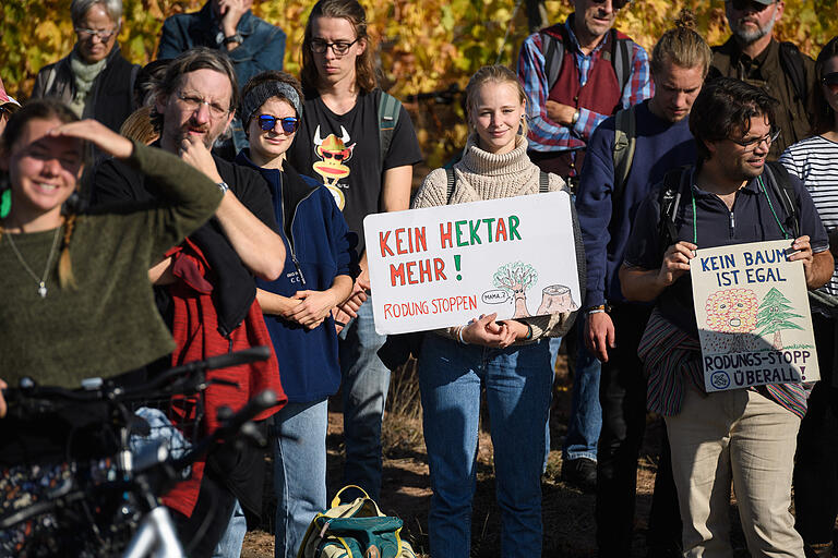 Etwa 200 Demonstranten haben am 20. Oktober in Thüngersheim gegen die Rodungen für die Erweiterung des Steinbruchs demonstriert. Etwa 200 Demonstranten haben am 20. Oktober in Thüngersheim gegen die Rodungen für die Erweiterung des Steinbruchs demonstriert. 