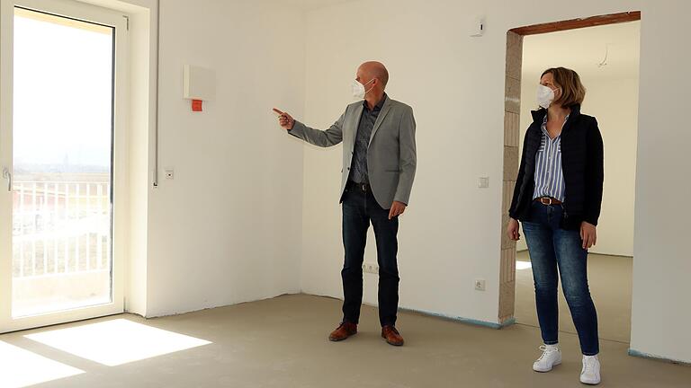 Die Wohnungen in dem neuen Mehrfamilienwohnhaus in Knetzgau sind hell und sonnendurchflutet, da die Wohnräume sämtlich nach Süden ausgerichtet sind. Hier besichtigen Bürgermeister Stefan Paulus und Alexandra Müller von der Gemeindeverwaltung eine Vierzimmerwohnung im zweiten Stock. Die Wohnungen in dem neuen Mehrfamilienwohnhaus in Knetzgau sind hell und sonnendurchflutet, da die Wohnräume sämtlich nach Süden ausgerichtet sind. Hier besichtigen Bürgermeister Stefan Paulus und Alexandra Müller von der Gemeindeverwaltung eine Vierzimmerwohnung im zweiten Stock.