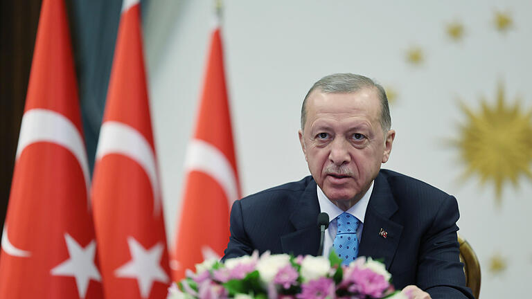 Türkischer Präsident Erdogan.jpeg       -  Dieses vom türkischen Präsidialamt veröffentlichten Foto zeigt Recep Tayyip Erdogan, Präsident der Türkei, der im Präsidentenpalast das erste türkische Kernkraftwerk über eine Videokonferenz einweiht.