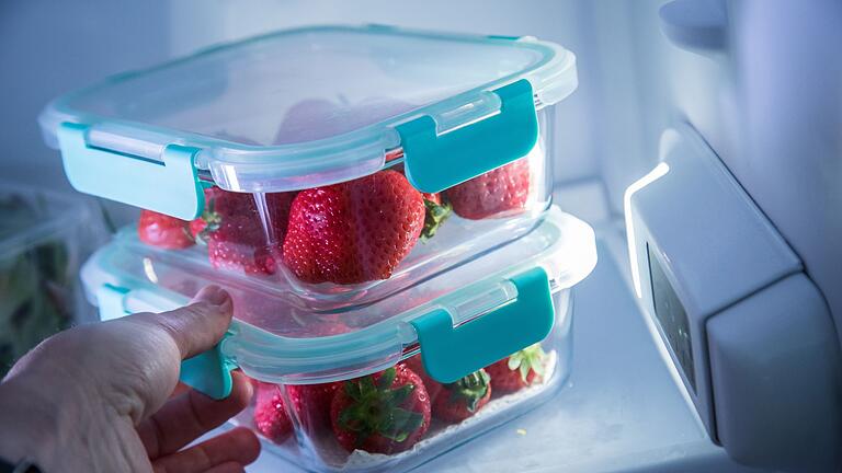 Erdbeeren im Kühlschrank - Schritt 5: Die trockenen Erdbeeren in ein flaches Behältnis legen, das mit Papiertüchern oder einem Küchentuch ausgelegt ist. Erdbeeren im Kühlschrank - Schritt 5: Die trockenen Erdbeeren in ein flaches Behältnis legen, das mit Papiertüchern oder einem Küchentuch ausgelegt ist.