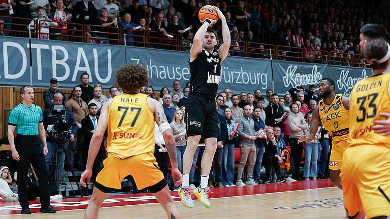 Zac Seljaas stand teilweise sträflich frei, doch die Würfe des Würzburger Kapitäns wollten am Dienstagabend im Spiel gegen Athen einfach nicht in den Korb. Zac Seljaas stand teilweise sträflich frei, doch die Würfe des Würzburger Kapitäns wollten am Dienstagabend im Spiel gegen Athen einfach nicht in den Korb.