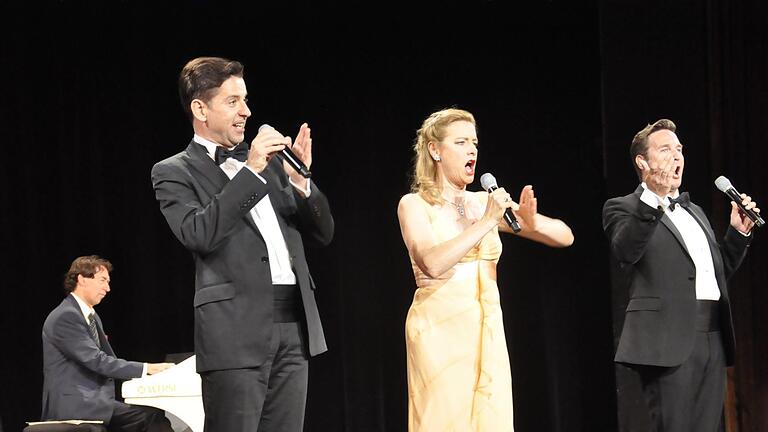 Zwei Stunden 'Halli Galli': Michael Kunz, Juan Carlos Petruzziello, Deborah Lynn Cole und Carsten Süss (von links) waren ein 'Traumteam' beim Operettenabend im Kurtheater. Foto: Peter Klopf - Zwei Stunden 'Halli Galli': Michael Kunz, Juan Carlos Petruzziello, Deborah Lynn Cole und Carsten Süss (von links) waren ein 'Traumteam' beim Operettenabend im Kurtheater. Foto: Peter Klopf Zwei Stunden 'Halli Galli': Michael Kunz, Juan Carlos Petruzziello, Deborah Lynn Cole und Carsten Süss (von links) waren ein 'Traumteam' beim Operettenabend im Kurtheater. Foto: Peter Klopf - Zwei Stunden 'Halli Galli': Michael Kunz, Juan Carlos Petruzziello, Deborah Lynn Cole und Carsten Süss (von links) waren ein 'Traumteam' beim Operettenabend im Kurtheater. Foto: Peter Klopf