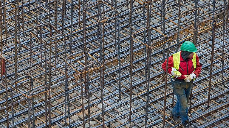 Bundesamt: Deutsche Wirtschaft im 4. Quartal geschrumpft       -  Wie es um die Wirtschaftsleistung der Erwerbstätigen im Landkreis Haßberge bestellt ist, verrät eine neue Statistik. Im Kreis Haßberge legte das Bruttoinlandsprodukt seit 2003 um 33,4 Prozent zu. Der Output jedes Erwerbstätigen im Landkreis lag 2015 bei umgerechnet bei 60 095 Euro.