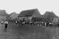 Auch Faustball, wie hier im Bild und Handball gehörten zu den sportlichen Aktivitäten des TSV in der Anfangszeit nach der Gründung 1929.