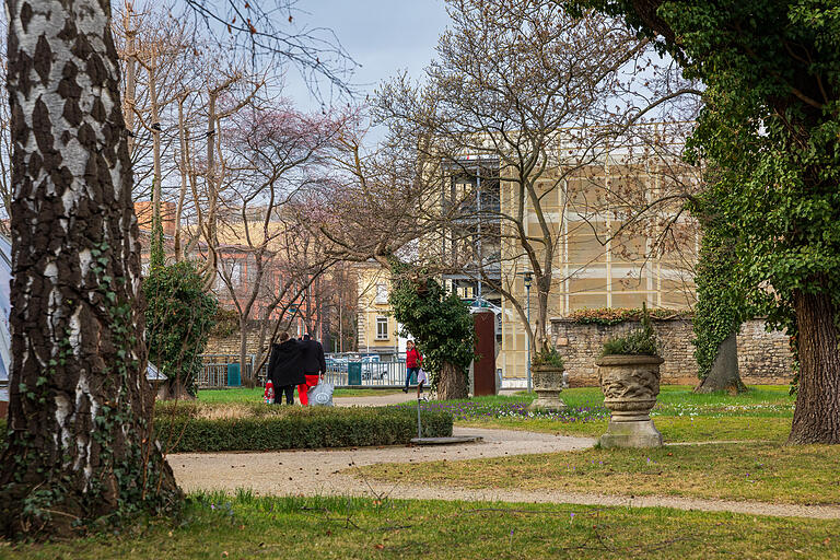 Blick in den Park des Juliusspital im Stadtkern von Würzburg. Blick in den Park des Juliusspital im Stadtkern von Würzburg.