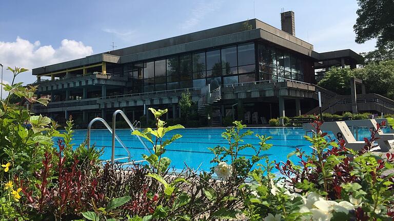 Die Mellrichstädter lieben ihr Sportbad. Im Freibad stehen ein 50-Meter-Becken, das Wellenbad und ein Kinderbecken zur Verfügung, das Hallenbad beinhaltet ein 25-Meter-Becken. Die Mellrichstädter lieben ihr Sportbad. Im Freibad stehen ein 50-Meter-Becken, das Wellenbad und ein Kinderbecken zur Verfügung, das Hallenbad beinhaltet ein 25-Meter-Becken.