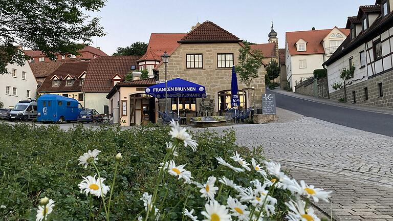 Der Name kommt nicht von ungefähr. Mitten in Castell, zwischen zwei bergauf führenden, steilen Straßen gelegen, befindet sich das 'Restaurant Kniebrecher'. Der Name kommt nicht von ungefähr. Mitten in Castell, zwischen zwei bergauf führenden, steilen Straßen gelegen, befindet sich das 'Restaurant Kniebrecher'.