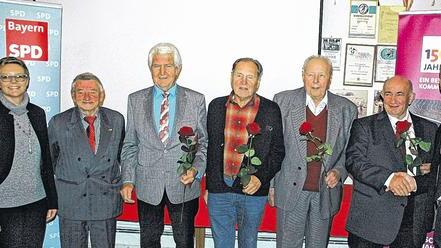 Bei der Ehrung der langjährigen Mitglieder (von links): MdB Sabine Dittmar, der erste Unterbezirksvorsitzende Heiner Schneier, die Geehrten August Werner, Horst Günter, Emil Däschner und Robert Renz, sowie der heutige Unterbezirksvorsitzende Matthias Kihn. Bei der Ehrung der langjährigen Mitglieder (von links): MdB Sabine Dittmar, der erste Unterbezirksvorsitzende Heiner Schneier, die Geehrten August Werner, Horst Günter, Emil Däschner und Robert Renz, sowie der heutige Unterbezirksvorsitzende Matthias Kihn.