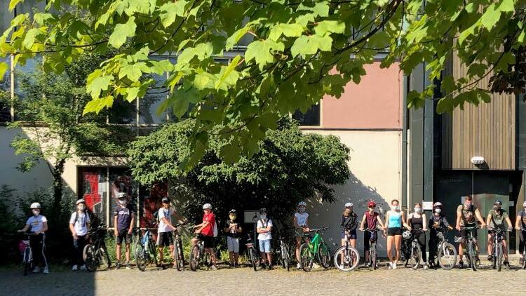 Auch eine Fahrradtour gehörte zum Ferienprogramm der Veitshöchheimer Ministranten. Auch eine Fahrradtour gehörte zum Ferienprogramm der Veitshöchheimer Ministranten.
