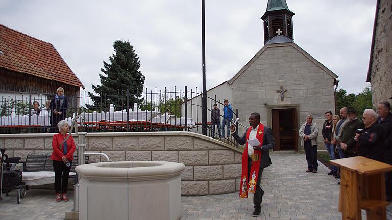 Neu gestaltet präsentiert sich der Kirchenvorplatz in Hummelmarter mit einem neuen Blick auf das kleine Gotteshaus und einem Pumpbrunnen mit Bank, die zum Verweilen einladen.