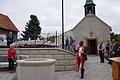 Neu gestaltet präsentiert sich der Kirchenvorplatz in Hummelmarter mit einem neuen Blick auf das kleine Gotteshaus und einem Pumpbrunnen mit Bank, die zum Verweilen einladen.