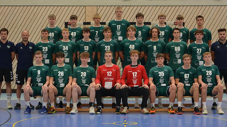 Mit dieser Mannschaft starten die A-Junioren der DJK Rimpar in der Jugend-Bundesliga. Hintere Reihe (von links): Raphael Koper, Finn Daugs, Tyler Grömling, Patrick Kiesewalter, Kolja Hellmuth, Lukas Beran, Justus Schraud, Luis Baumeister. Mitte: Trainer Bastian Krenz, Trainer Martin Frank, Johannes Gärtner, Luca Hahn, Neil Sommerkorn, Leon Seyfried, Nicolas Drabek, Tilman Märker, Valentin Weyer, Nils Haupt, Co-Trainer Luca Frank. Vorne: Jakob Schlesinger, Fynn Edelmann, Milan Kütt, Elias Wartner, Nico Tilgner, Ian Huber, Fabian Benkert und Moritz Riedel.