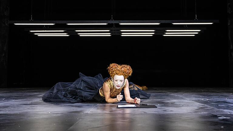 Es wird eng im Palast: Unterschreibt Elisabeth I. den Vollstreckungsbefehl des Todesurteils für Maria Stuart? Es wird eng im Palast: Unterschreibt Elisabeth I. den Vollstreckungsbefehl des Todesurteils für Maria Stuart?