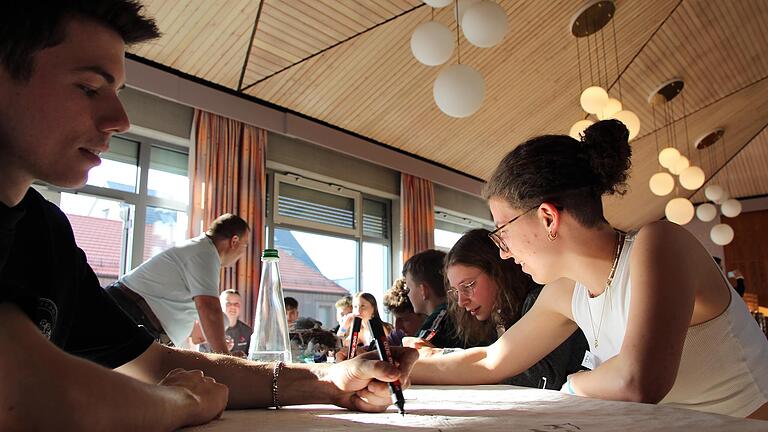 Endlich einmal aufschreiben, was einem in der Heimat nicht gefällt und was man verbessern würde. Beim Creator Camp in Volkach hatten die Jugendlichen die Möglichkeit dazu. Endlich einmal aufschreiben, was einem in der Heimat nicht gefällt und was man verbessern würde. Beim Creator Camp in Volkach hatten die Jugendlichen die Möglichkeit dazu.
