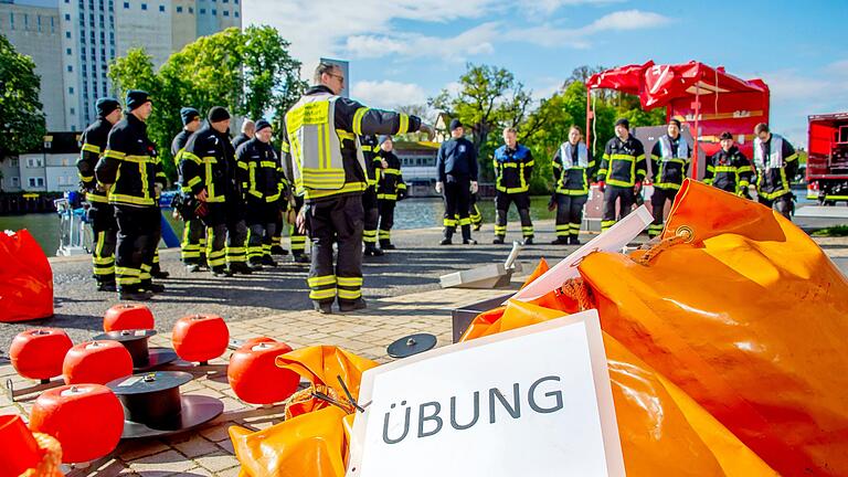 Eine Großübung in Schweinfurt zeigte, dass bei einem Ölunfall auf dem Main alles sehr schnell gehen muss.