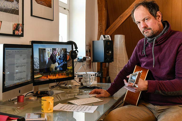 Musiker Joe Krieg aus Euerfeld (Lkr. Kitzingen) gibt Unterricht auf der Gitarre in der Musikschule und an der Universität.