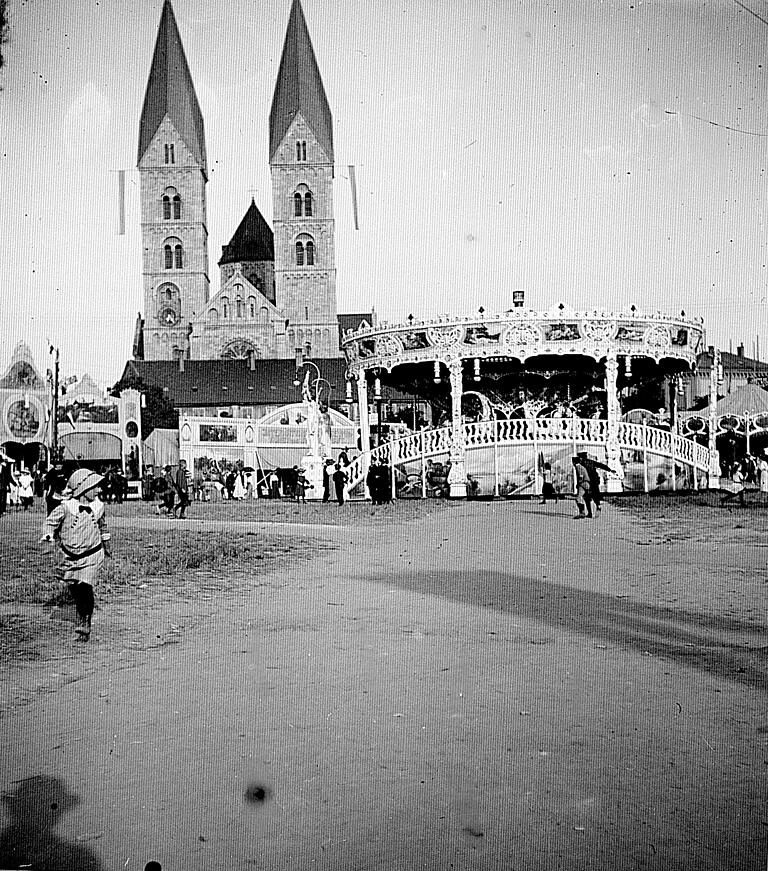 Rummelplatz in Würzburg: Eine Aufnahme vom Volksfest-Treiben in den 20er Jahren auf dem Exerzierplatz vor der St. Adalbero-Kirche in der Sanderau. Damals war so ein Rummel schon ein buntes Treiben, sagt Archivar Georg Menig. Der Fotograf rückte springende Kinder, Schießbuden, Fahrgeschäfte und das Karussell ins Bild. Rummelplatz in Würzburg: Eine Aufnahme vom Volksfest-Treiben in den 20er Jahren auf dem Exerzierplatz vor der St. Adalbero-Kirche in der Sanderau. Damals war so ein Rummel schon ein buntes Treiben, sagt Archivar Georg Menig. Der Fotograf rückte springende Kinder, Schießbuden, Fahrgeschäfte und das Karussell ins Bild.