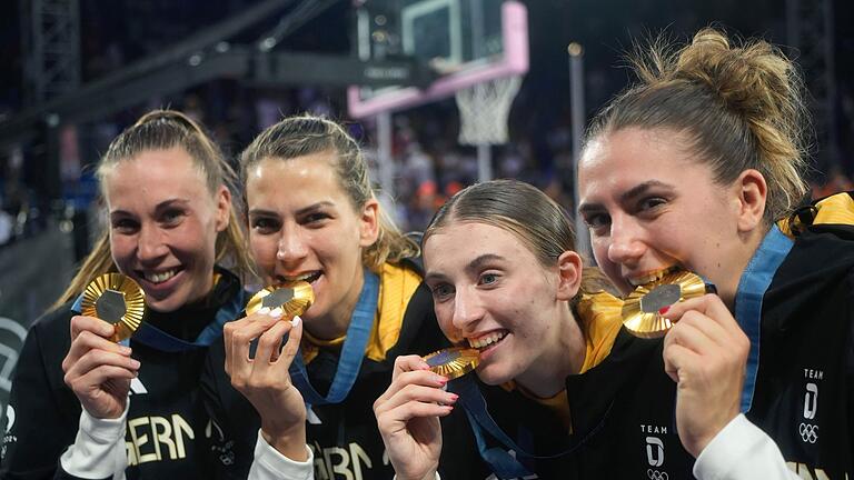 Paris 2024 - Basketball 3x3 - Goldener Glanz: Die 3x3-Basketballerinnen sind Olympiasieger. Paris 2024 - Basketball 3x3 - Goldener Glanz: Die 3x3-Basketballerinnen sind Olympiasieger.