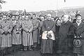 Einweihung der Lengfurter Mainbrücke vor 60 Jahren: Domkapitular Theodor Krämer (Dritter von rechts) und Ortspfarrer Josef Kraft (Zweiter von rechts) spendeten den Segen. Links stehen die Männer des Gesangvereins Liedertafel 1845 Lengfurt, die zur Feier des Tages sangen.