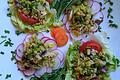 Bunt garniert wird der Sommersalat zu einem richtigen Hingucker.  Foto: Jutta Vogt       -  Bunt garniert wird der Sommersalat zu einem richtigen Hingucker.  Foto: Jutta Vogt