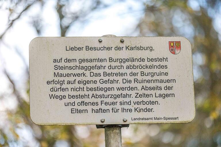Seit Frühsommer 2023 weist ein Schild des Landratsamtes darauf hin, dass auf dem gesamten Burggelände wegen abbröckelnden Mauerwerk Steinschlaggefahr besteht. Seit Frühsommer 2023 weist ein Schild des Landratsamtes darauf hin, dass auf dem gesamten Burggelände wegen abbröckelnden Mauerwerk Steinschlaggefahr besteht.
