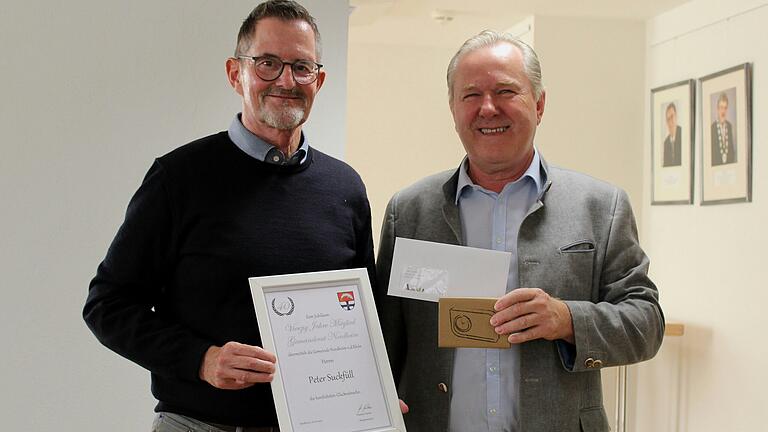 Seit 40 Jahren gehört Peter Suckfüll (links) ununterbrochen dem Gemeinderat Nordheim an. Hierfür gab es Lob und Dank von Bürgermeister Thomas Fischer (rechts). Seit 40 Jahren gehört Peter Suckfüll (links) ununterbrochen dem Gemeinderat Nordheim an. Hierfür gab es Lob und Dank von Bürgermeister Thomas Fischer (rechts).
