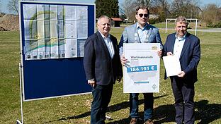 Übergabe des Bescheids in Schwärzelbach (von links):  Landrat Thomas Bold, Wartmannsroths Bürgermeister Florian Atzmüller, Jürgen Eisentraut.