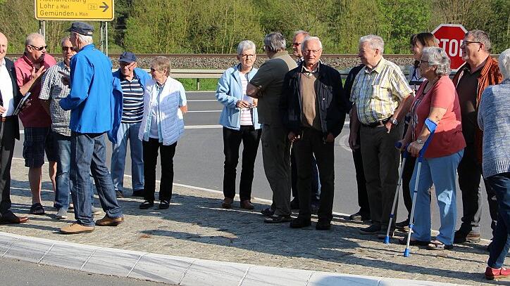 Bundestagsabgeordneter Bernd Rützel (links) informierte sich vor Ort über die Gefahrenstelle an der Ortsanbindung in Wernfeld. Bundestagsabgeordneter Bernd Rützel (links) informierte sich vor Ort über die Gefahrenstelle an der Ortsanbindung in Wernfeld.