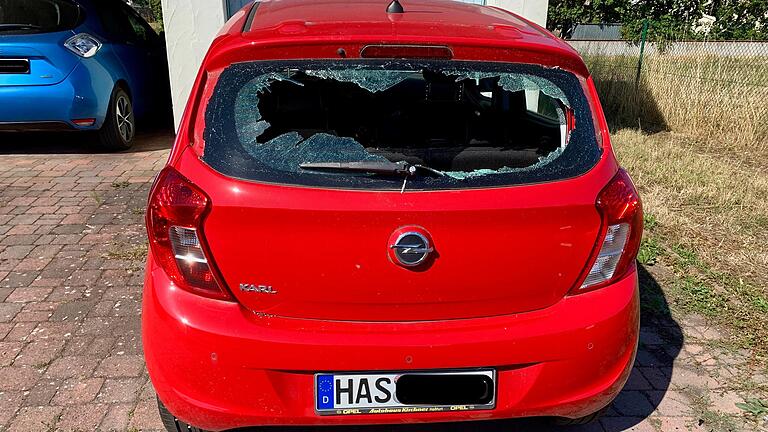 Mit einer Eisenstange schlug am Dienstagvormittag ein Mann auf mehrere Autos in Knetzgau ein und zertrümmerte dabei einige Heckscheiben.