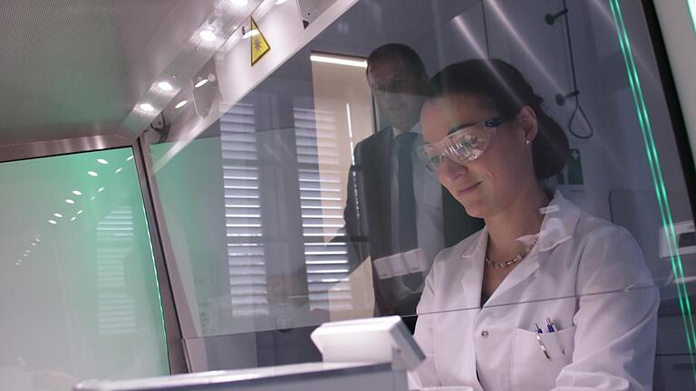 Nina Zänglein an einer Sicherheitswerkbank. Hier werden die LGL-Mitarbeiter später in Zusammenhang mit den Produktprüfungen mit  Toxinen arbeiten.       -  Nina Zänglein an einer Sicherheitswerkbank. Hier werden die LGL-Mitarbeiter später in Zusammenhang mit den Produktprüfungen mit  Toxinen arbeiten.