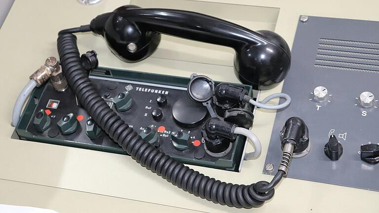 Im Fernmeldebereich gibt es noch zwei Analog-Funkgeräte der früheren deutschen Traditionsmarke Telefunken. Im Fernmeldebereich gibt es noch zwei Analog-Funkgeräte der früheren deutschen Traditionsmarke Telefunken.