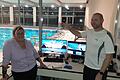 Andrea Sondermann und Marco Rückert in ihrem Stützpunkt – von hier aus erfolgt die Überwachung des Badebetriebes. Badeleiter Rückert zeigt sichtlich stolz in Richtung Schwimmhalle.