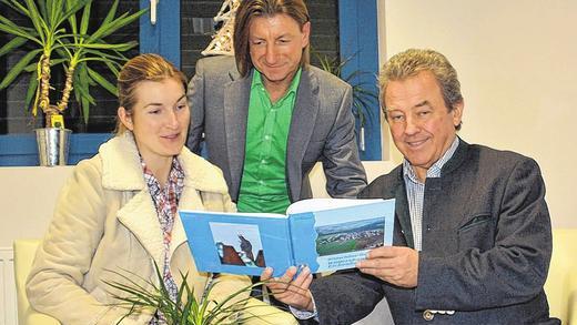 Wülfershausen in Bildern: Der Bildband wurde kürzlich in der Druckerei Kraus Print und Media GmbH von Andrea Friedrich und Martin Kraus (links und Mitte) Bürgermeister Peter Schön vorgestellt. Wülfershausen in Bildern: Der Bildband wurde kürzlich in der Druckerei Kraus Print und Media GmbH von Andrea Friedrich und Martin Kraus (links und Mitte) Bürgermeister Peter Schön vorgestellt.