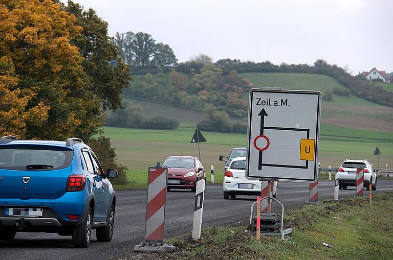 Um nach Zeil zu kommen, müssen Autofahrerinnen und Autofahrer künftig eine Umleitung fahren. Um nach Zeil zu kommen, müssen Autofahrerinnen und Autofahrer künftig eine Umleitung fahren.