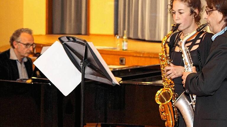 Saxofonduo mit Klavierbegleitung (von rechts): Martin Poth, Lisa Breitenbach und Mathias Weis ließen es jazzig klingen.