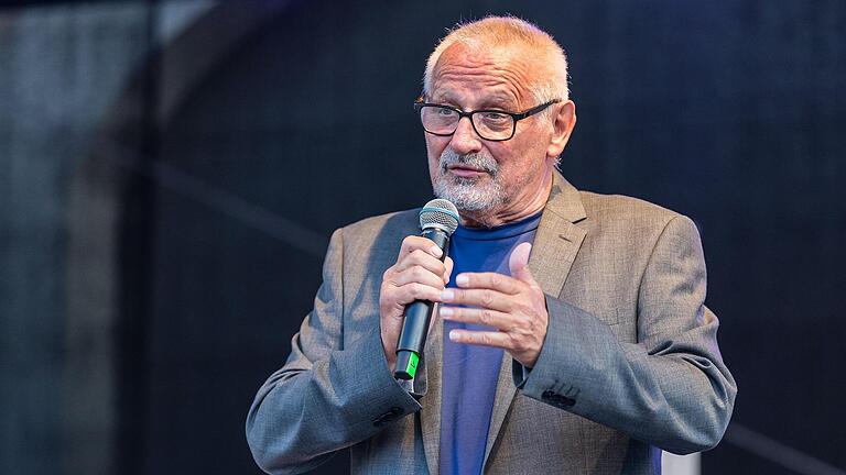 Konstantin Wecker im Juni 2021 bei seinem Auftritt auf Gut Wöllried im Rahmen des Literaturfestivals MainLit. Konstantin Wecker im Juni 2021 bei seinem Auftritt auf Gut Wöllried im Rahmen des Literaturfestivals MainLit.